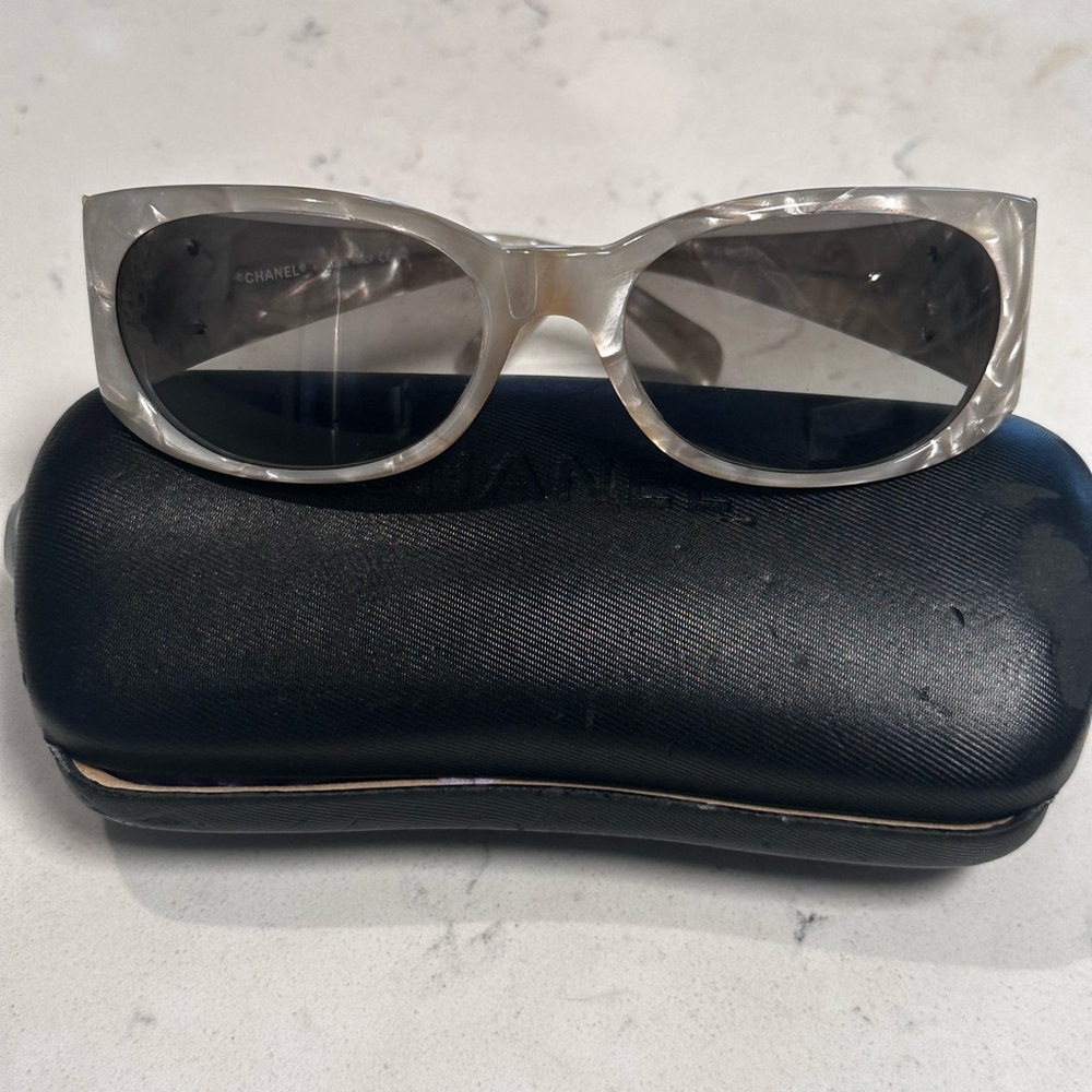 Chanel iridescent vintage 90s LIMiTED edition! Mother of pearl frame